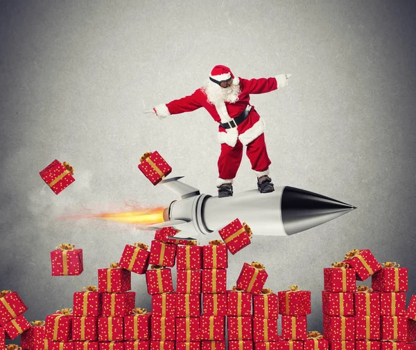 Livraison rapide de cadeaux de Noël prêts à voler avec une fusée — Photo