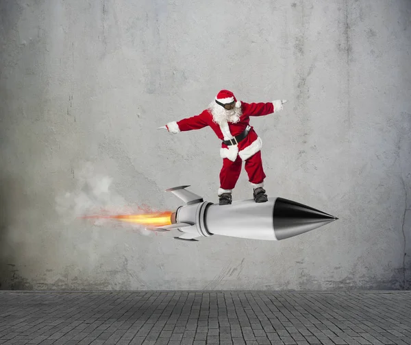 Schnelle Lieferung von Weihnachtsgeschenken bereit für den Flug mit einer Rakete — Stockfoto