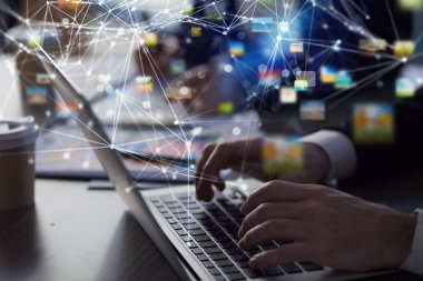 İş adamı ile laptop ön planda ofiste çalışıyor. Takım çalışması ve ortaklık kavramı. Ağ etkileri ile çift pozlama