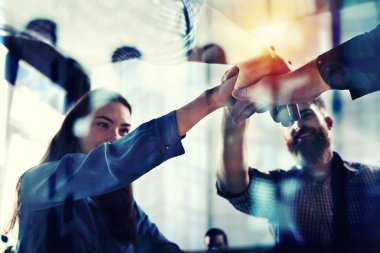 El sıkışma iş kişi ofiste. takım çalışması ve ortaklık kavramı. ışık efektleri ile çift pozlama