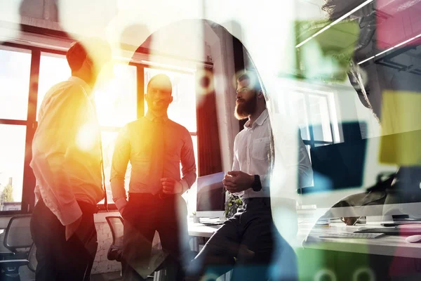 Mensen uit het bedrijfsleven werken samen in office. Concept van teamwerk en partnerschap. dubbele blootstelling met lichteffecten — Stockfoto