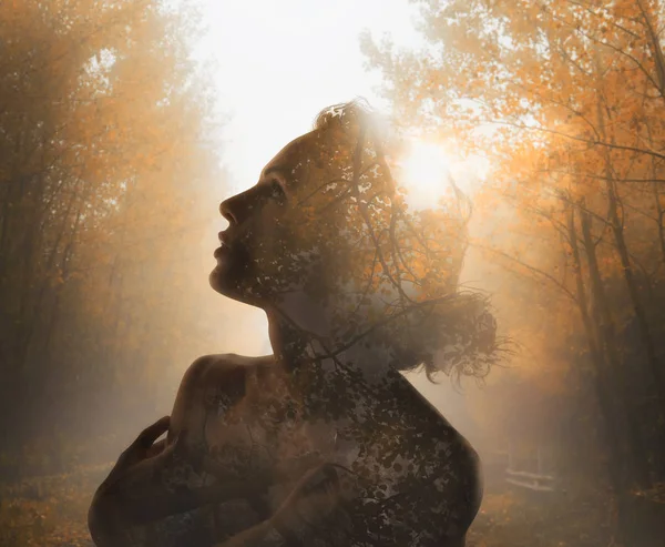 Ragazza con albero dentro. Concetto di autunno. Doppia esposizione — Foto Stock