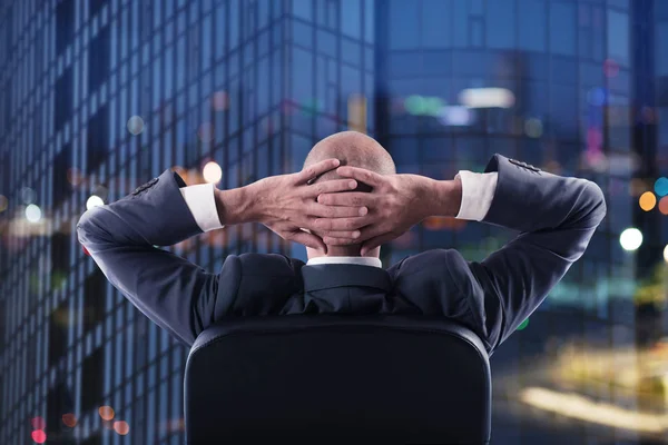 Affärsman som slappnar av i office och tänka på framtiden. dubbel exponering — Stockfoto