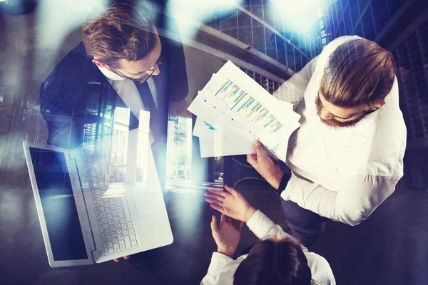 Gli uomini d'affari lavorano in ufficio con fogli di lavoro statistici. concetto di lavoro di squadra e di business. doppia esposizione — Foto Stock