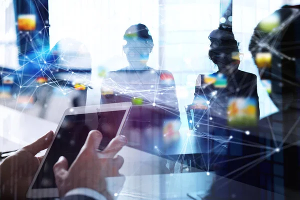 El hombre de negocios trabaja en la oficina con la tableta en primer plano. Concepto de trabajo en equipo y asociación. doble exposición con efectos de red —  Fotos de Stock