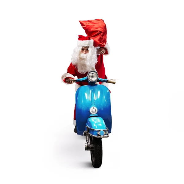 Mikołaja z czerwony worek prezentów na motocyklu wobec wygłosić przedstawia — Zdjęcie stockowe