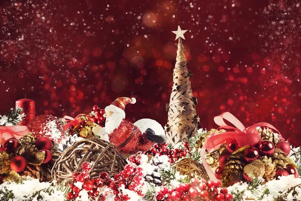 Concetto di sfondo natalizio. Decorazioni natalizie scintillanti con albero, Babbo Natale e candele — Foto Stock