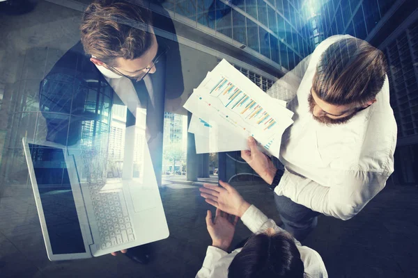 Los empresarios trabajan en la oficina con hojas de cálculo estadístico. concepto de trabajo en equipo y negocio. doble exposición —  Fotos de Stock