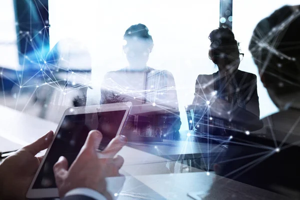 El hombre de negocios trabaja en la oficina con la tableta en primer plano. Concepto de trabajo en equipo y asociación. doble exposición con efectos de red —  Fotos de Stock