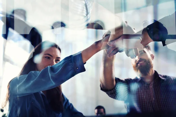 Handshaking bedrijfspersoon in office. concept van teamwerk en partnerschap. dubbele blootstelling met lichteffecten — Stockfoto