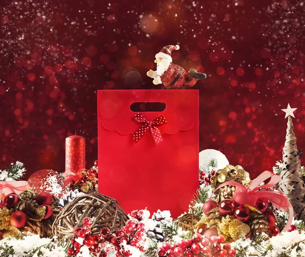 Vánoční pozadí konceptu. Třpytivé vánoční ozdoby s dar, strom, Santa Claus a svíčky — Stock fotografie