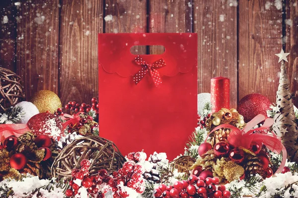 Caja de regalo de Navidad presentada en medio de decoraciones navideñas en tablones de madera — Foto de Stock