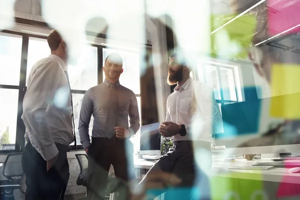 Mensen uit het bedrijfsleven werken samen in office. Concept van teamwerk en partnerschap. dubbele blootstelling met lichteffecten — Stockfoto