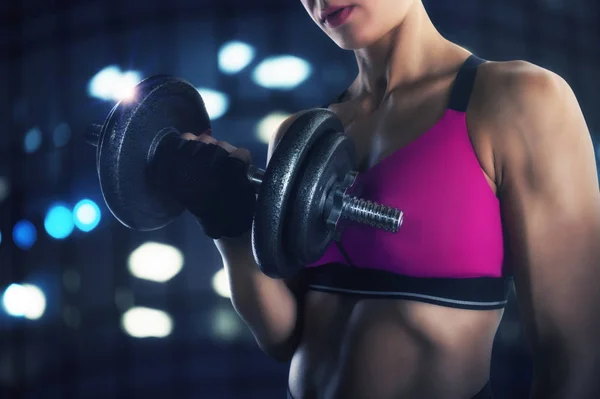 Mujer atlética entrenando bíceps en el gimnasio —  Fotos de Stock