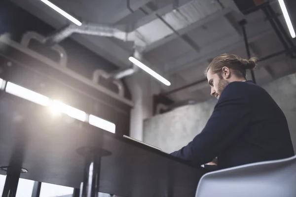 Homme d'affaires au bureau travaillant avec un ordinateur portable avec son équipe — Photo