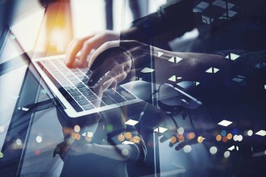 İş adamı ofis dizüstü bilgisayar ile çalışır. Internet ağ kavramı. Çift Pozlama