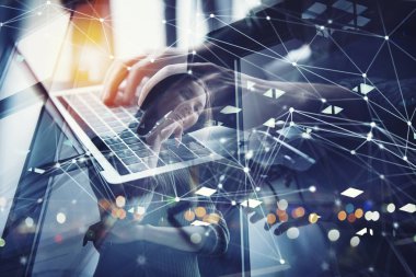 İş adamı ofis dizüstü bilgisayar ile çalışır. Internet ağ kavramı. Çift Pozlama