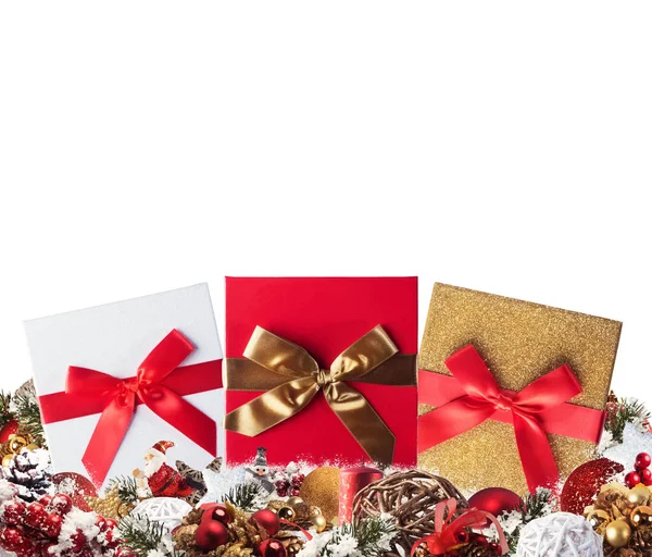 Vánoční pozadí konceptu. Třpytivé vánoční ozdoby s dárky, Santa Claus a svíčky — Stock fotografie