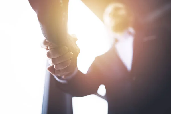 Handshaking persona de negocios en la oficina con efecto de red. concepto de trabajo en equipo y asociación —  Fotos de Stock