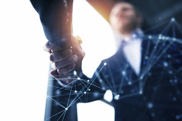 Handshaking persona de negocios en la oficina con efecto de red. concepto de trabajo en equipo y asociación. doble exposición —  Fotos de Stock