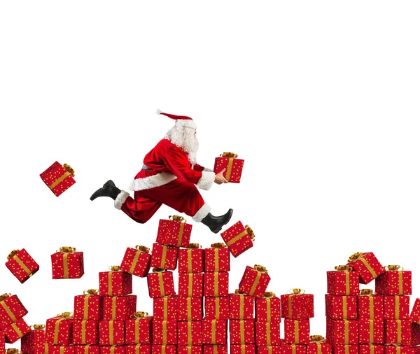 Santa Claus πηγαίνει γρήγορα πάνω από δώρο Χριστουγέννων — Φωτογραφία Αρχείου