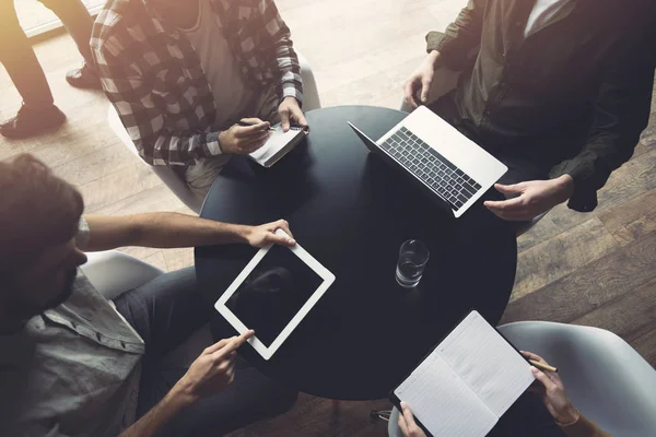 Geschäftsleute arbeiten mit Laptop und Tablet zusammen. Konzept der Teamarbeit und Inbetriebnahme — Stockfoto