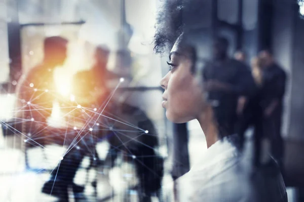 La mujer de negocios de la oficina mira por la ventana para el futuro. doble exposición — Foto de Stock