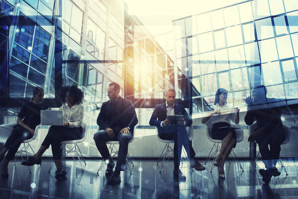 Деловые люди подключены к сети Интернет с ноутбуком и планшетом. концепция стартап-компании. двойное воздействие
