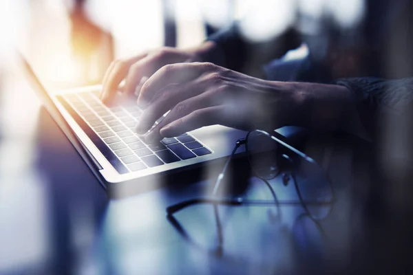 El hombre de negocios trabaja en la oficina con el portátil. Concepto de red de Internet. doble exposición — Foto de Stock