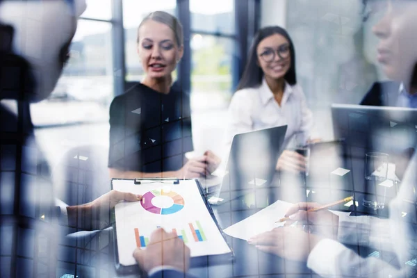 Equipe de pessoa de negócios trabalha em conjunto em estatísticas da empresa. Conceito de trabalho em equipa. dupla exposição — Fotografia de Stock