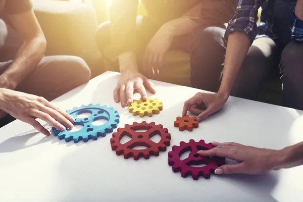 Zakenteam verbinden stukken tandwielen. Teamwork, partnerschap en integratie — Stockfoto