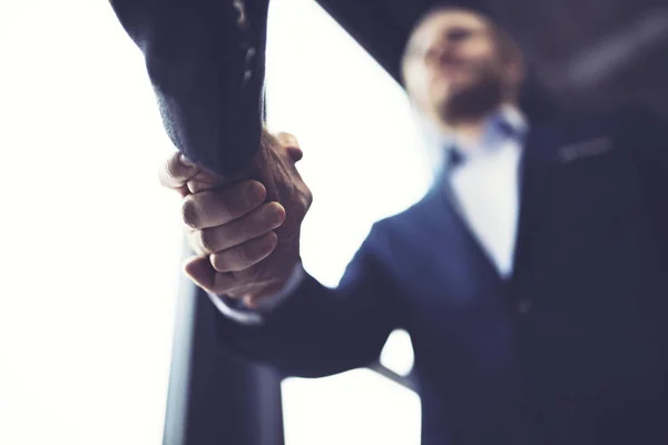Handshaking persona de negocios en la oficina con efecto de red. concepto de trabajo en equipo y asociación —  Fotos de Stock