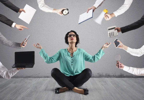 Businesswoman tries to keep calm with yoga due to stress and overwork at wok — Stock Photo, Image