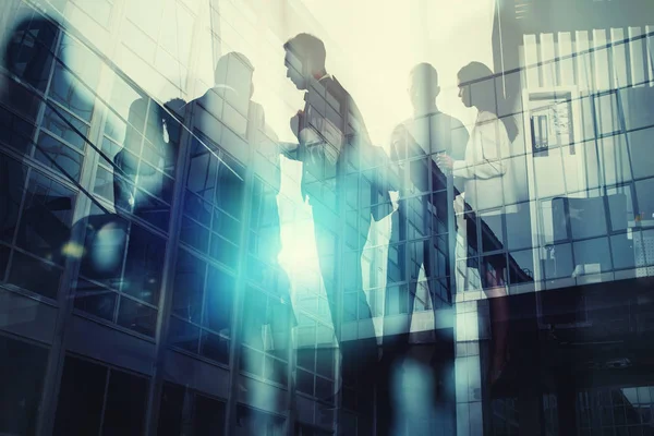 Silhouet van mensen uit het bedrijfsleven werken samen met office. Concept van teamwerk en partnerschap. dubbele blootstelling met lichteffecten — Stockfoto