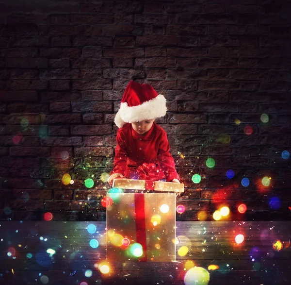 Boldog kisfiú egy karácsonyi ajándék — Stock Fotó