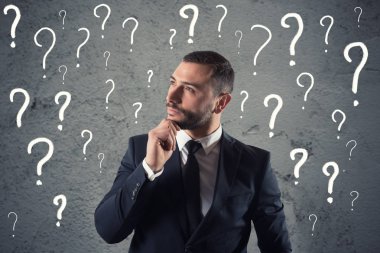 Karışık ve dalgın bir işadamı gelecek hakkında endişeli