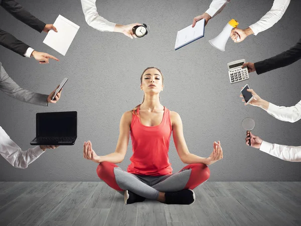 Woman tries to keep calm with yoga due to stress and overwork at wok — Stock Photo, Image