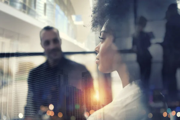 La mujer de negocios de la oficina mira por la ventana para el futuro. doble exposición — Foto de Stock