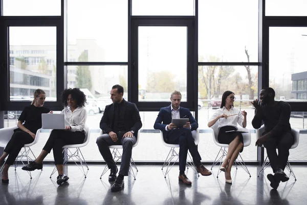 Mensen uit het bedrijfsleven aangesloten op internetnetwerk met laptop en tablet. concept van startbedrijf — Stockfoto