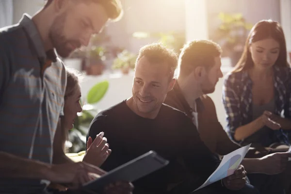 Pessoas de negócios conectadas na rede de internet com um tablet. conceito de empresa startup — Fotografia de Stock