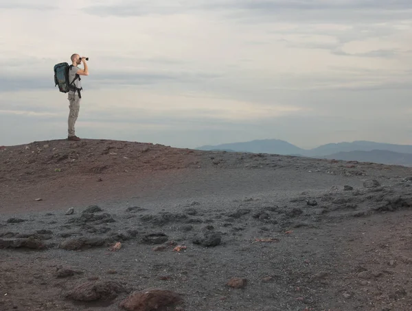 Explorador con binocular busca algo en un desierto — Foto de Stock