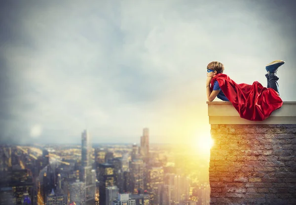 Süper kahraman çocuk hayalleri bir duvara oturan — Stok fotoğraf