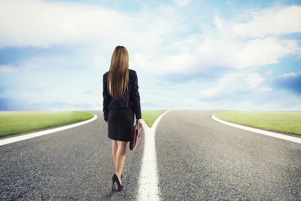 Choices of a businesswoman at a crossroads. Concept of decision — Stock Photo, Image