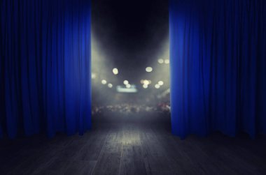 Tiyatro gösteri için mavi perde açılıyor