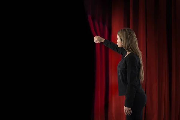 Frau öffnet roten Vorhang der Theaterbühne — Stockfoto