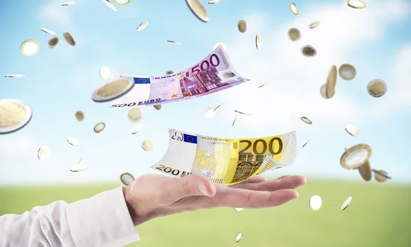 Zakenman vangsten geld dat uit de lucht regent. Concept van succes in business — Stockfoto