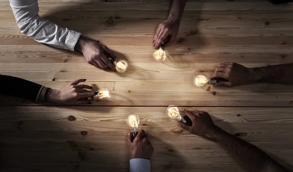 Csapatmunka és ötletelés üzletemberekkel, akik megosztanak egy ötletet egy lámpával. Az induló vállalkozás fogalma — Stock Fotó