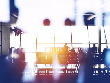 Yatılı için bekleyen havaalanında yolcuların siluetleri ile çift pozlama