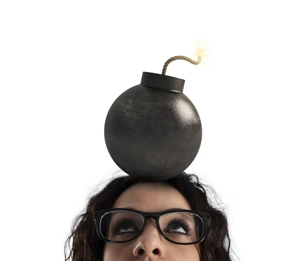 Bizneswoman ogłuszeni przez silne bóle głowy z bombą nad głową. Na białym tle — Zdjęcie stockowe