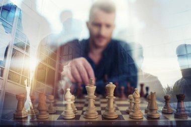 Satranç oyunu ile iş adamı oynamak. iş strateji ve taktik kavramı. Çift Pozlama